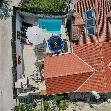 בית נופש Nonno With Pool טוצפי